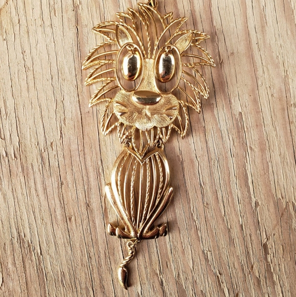 Oversized Vintage Signed 70s Gold-toned Articulated lion Pendant - Picture 2 of 6